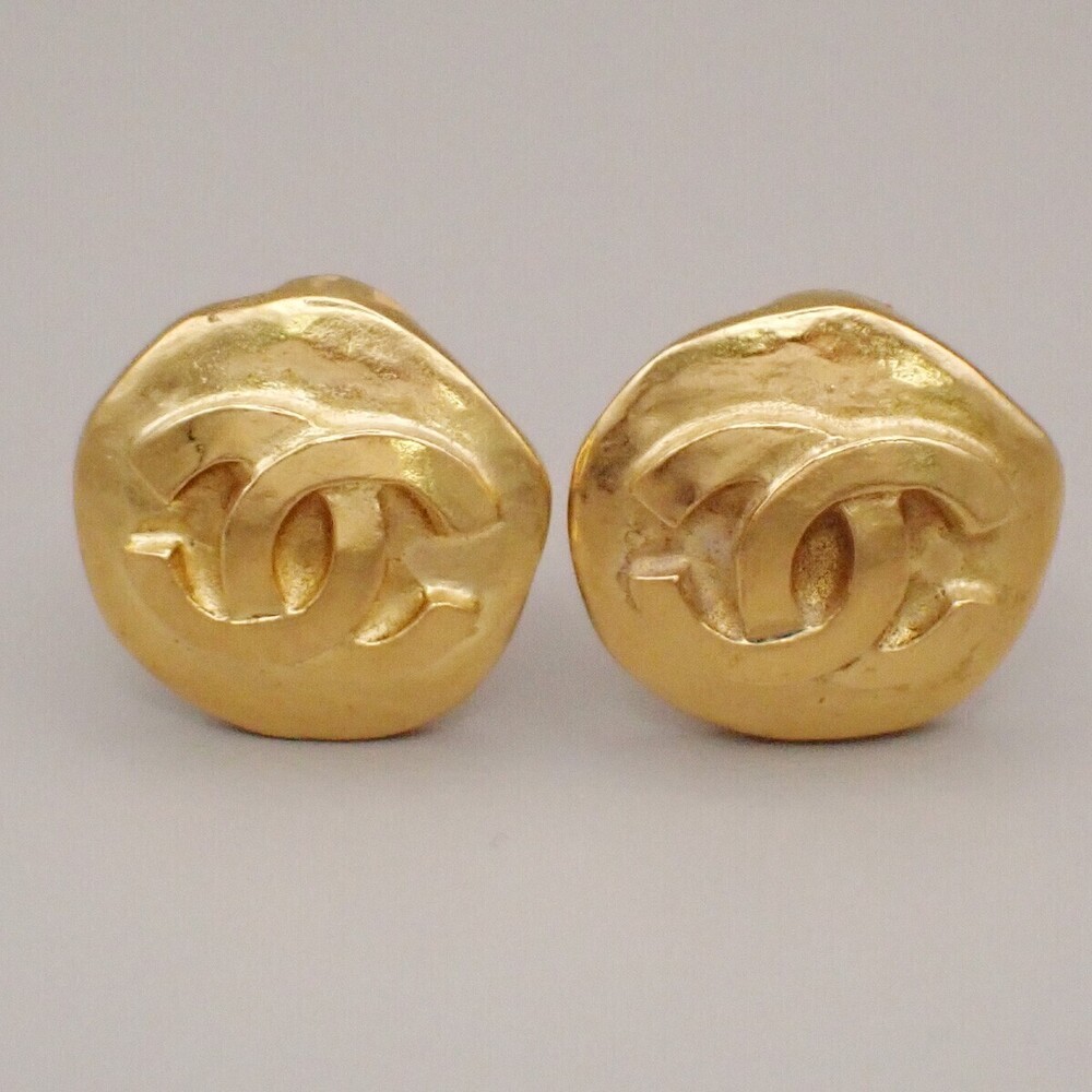 Chanel Vintage CC Round Clip-On Metal Small